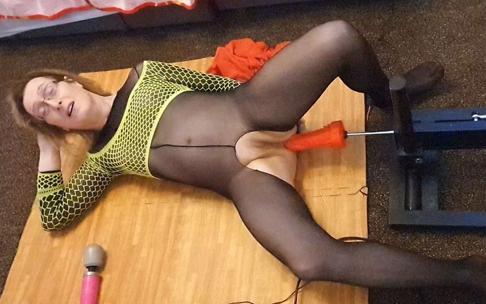 Kinky Essex: Sexy MILF + Šukací stroj + Velké barbarské dildo + Kouzelná hůlka = Více orgasmů