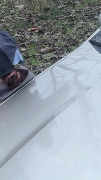 Vysokoškolská studentka v autoškole na veřejnosti