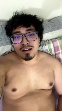 Gordo filipino gordinho de 23 anos vai ao ar na cam2cam com padrasto dirty talk