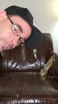 Self creampie v hotelovém pokoji