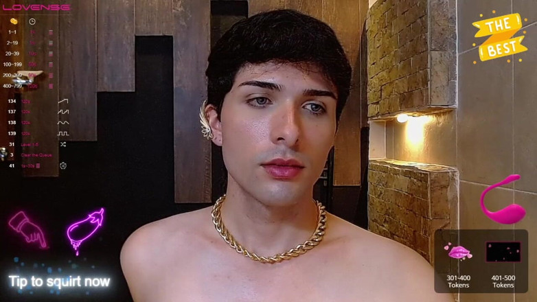 Diego_latinboy: Une Colombienne mince avec une grosse bite énorme s’excule dans la...