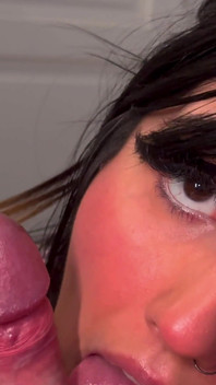 Aaliyah用她的舌头抚摸亚历山大，让他爆炸