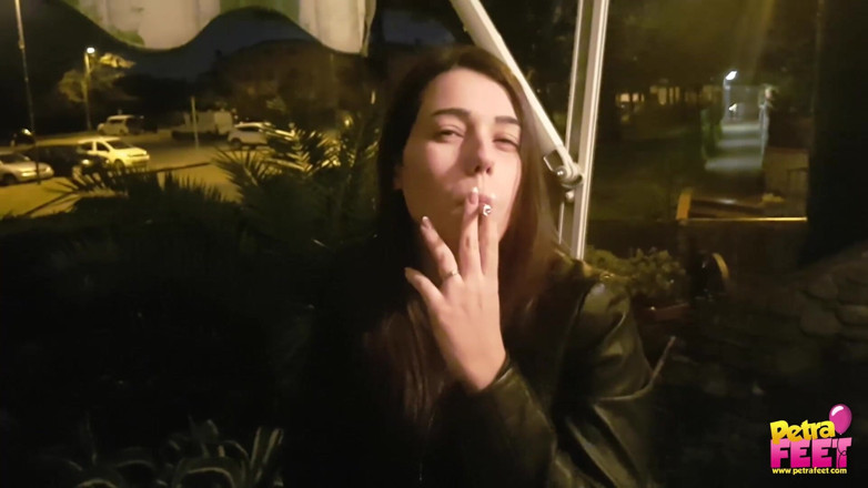 Smokin Fetish: Smoking and foot fetish in outdoor with cute teen
