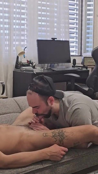 Tipul sexy heterosexual de la sală convins