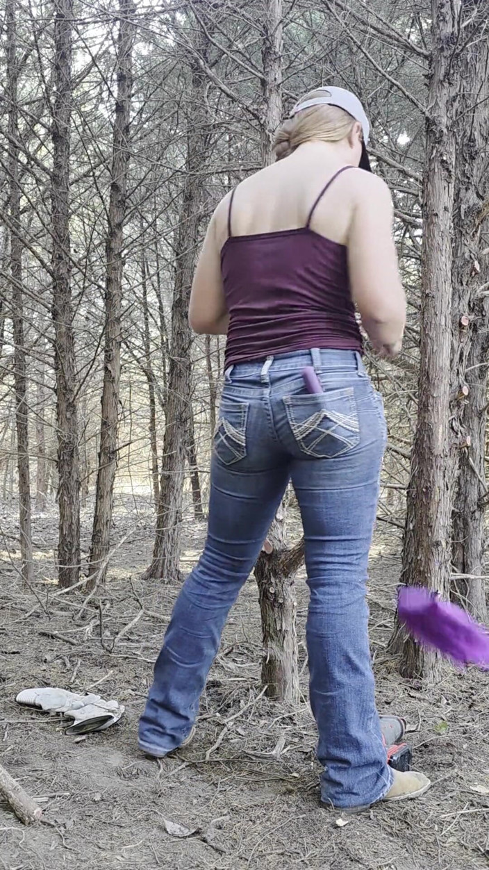 NaughtyRedFarmgirl: Kızıl saçlı ormanda amcığını sikiyor ve her yerine fışkırtıyor
