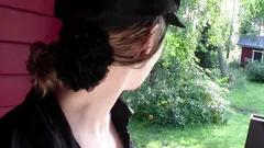 Трах худенькой шлюшки на улице в любительском видео