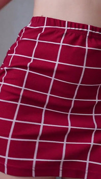 Gadis Perguruan Tinggi Pantat Sempurna Dan Rok Mini Merah Ketat