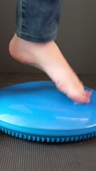 파란 쿠션 짓밟기