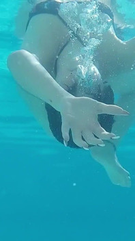 Freches brasilianisches schätzchen, das im pool chillt