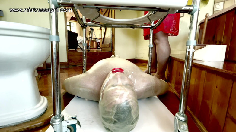 Mistress April: Dominatrix paní April - ranní povinnosti otroků