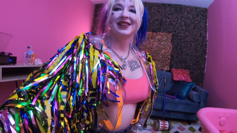 Leya Falcon: Burung Prey Harley Quinn Mencari Mainan Yang Betul