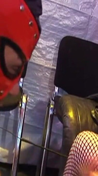 La miLF mora dominante controlla il suo schiavo legato mascherato
