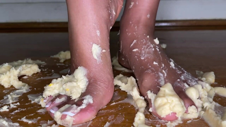 Pink Foxx: Ebenová holka rozbije nohama koláče