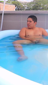 O femeie se masturbează în fața mea în piscină