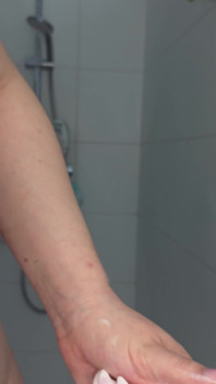 Mi raso la doccia e taglio la mia figa pelosa con me