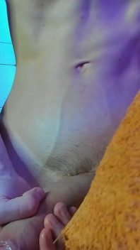 Teen stříká hodně z vibrátoru v zadku
