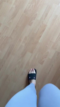 Punto de vista: el sonido de las chanclas cuando camina en polainas grises