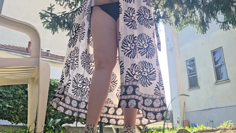 Nicoletta Embassi: Sol Abrasador En El Jardín: Bikini Minimalista, Sandalias De Camuflaje...
