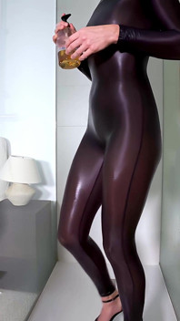 Usikan mandi sensual dalam pakaian kucing hitam berkilat