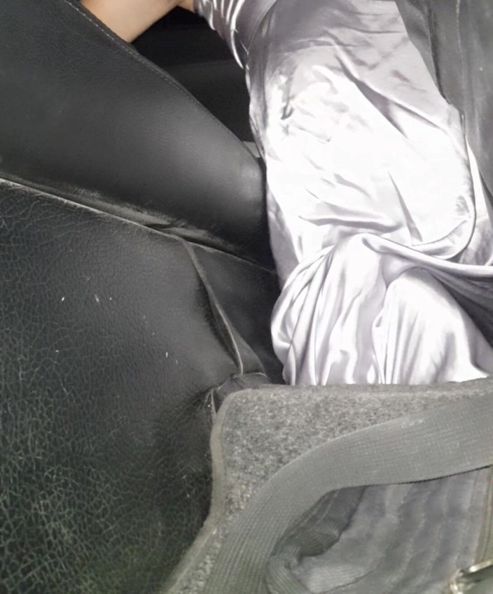 Naomisinka: 車内で銀色のサテンのロングドレスを着て自慰行為