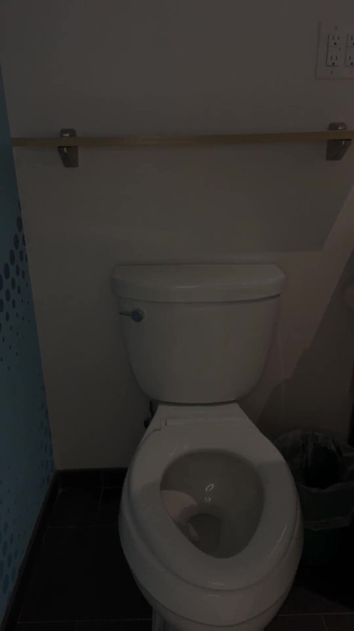 Avril Showers: Thư ký cần đi tiểu trong giờ làm việc