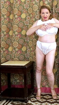 巨乳下垂的熟女做脱衣舞，口交，乳交