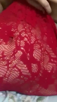 Cewek semok latina dengan lingerie merah lagi asik fingering memeknya sendiri - colomperx