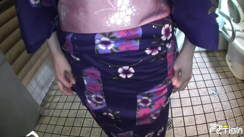 Pure Japanese adult video ( JAV): Japońska laska ssie swojego chłopaka wielkiego kutasa w łazience po jedzeniu...