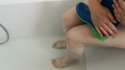 Bouncy Tits Action: Botas de goma en la bañera