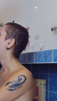 Am prins masturbându-se și futând-o pe fiica vitregă și am pedepsit-o cu anal, futai dur în gât și spermă în gura ei