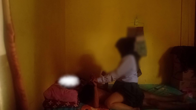 Famly sex: 大学から帰宅したティーンエイジャーが、誰もいないのに自分の継父の家にいる