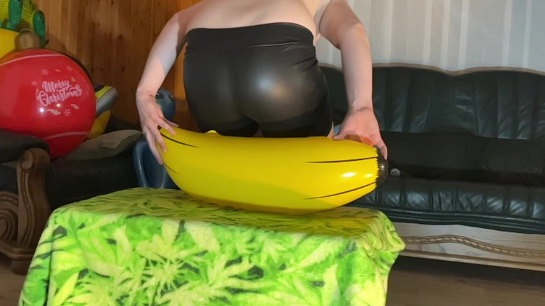 BeachBallsDuo: Weve heeft veel opblaasbaar strandspeelgoed en -dingen verpletterd! 2 camera's met slow-motion!