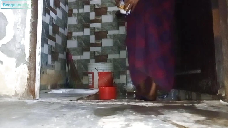 Bengaliauntykichut: Makcik Bengali sedang membasuh pakaian menunjukkan pepeknya