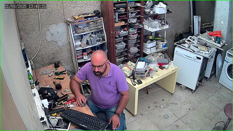 CenkAy: Tati urs surprins pe camera de securitate