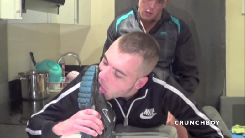 Raw French Bad boys: ジョーダン積によるグレッグとスニーカーhumliation