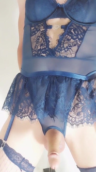 Con đĩ phun nước trong khi bị máy của cô ấy đụ
