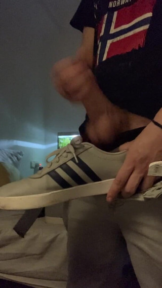 Babywhite99: Sneakers fetish guy