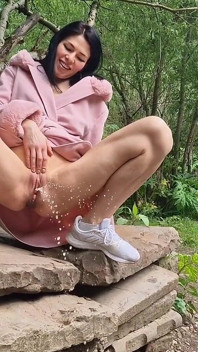 Jambes ouvertes dehors et pisse