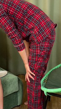 激しく乱暴で喉のセックスと射精、肛門の中出しの後、顔に潮をかける