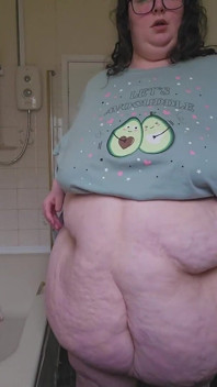 Deusa do banheiro brincando com a barriga