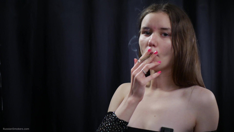 Russian Smokers: Спекотна брюнетка курить в ажурних панчохах - звабливі стрінги показують