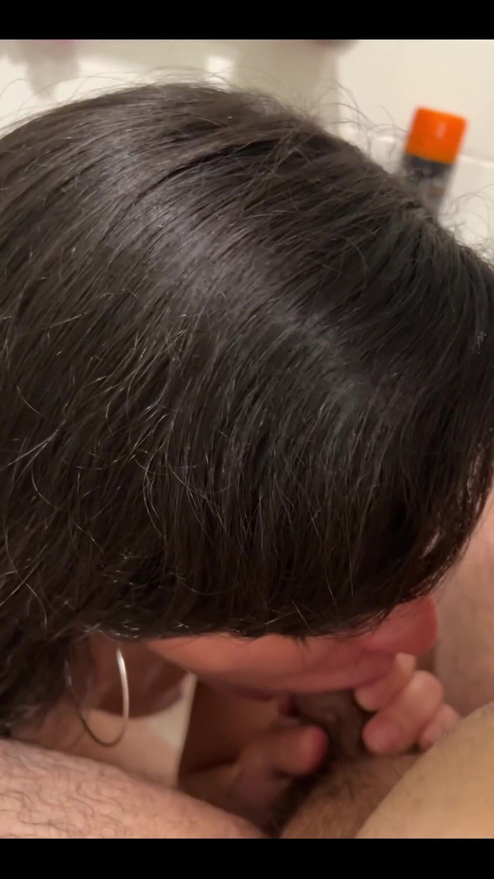 Cherry blosm: Duş şenlik... Tekrar sessiz olmak zorundaydı... Siki içime boşken ses çıkarmamak zor