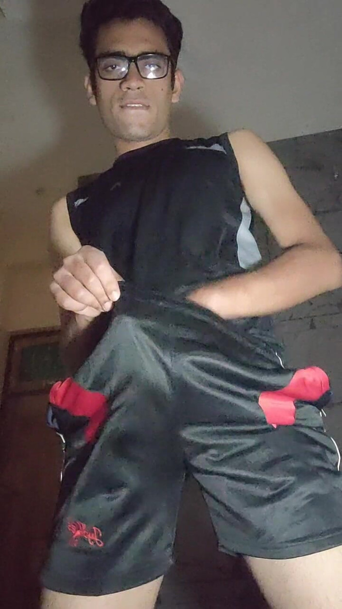 AdityaSquirts: Un gay kinky gioca con il cazzo e lo accarezza...