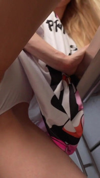 Sexy blondýnka s bledou bílou kůží Alisa Wonderland dostane ošukaný zadek Od Leo Casanova (část 1)