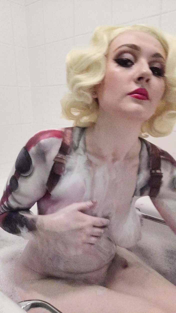 Em Yang: Nuka Cola girl odstranění barvy na tělo a šukání robertkem