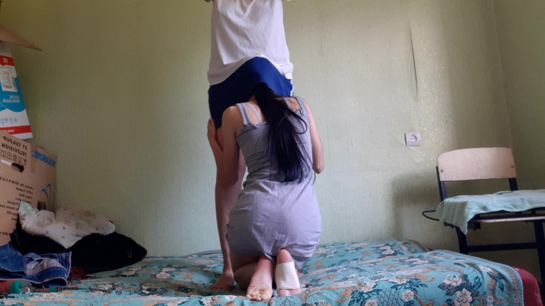 Lesbian-candys: 当我们独自在家时，我勾引了我男朋友的继母