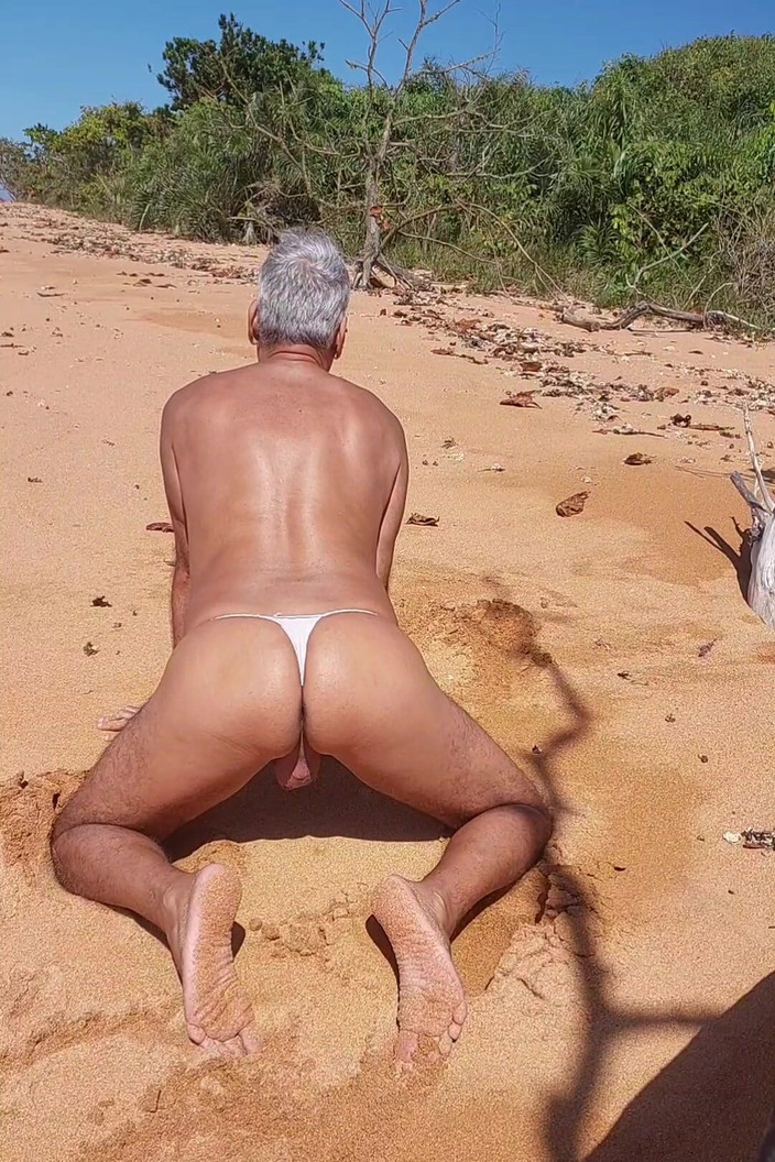 Ladysilvas: LadySilva кроссдрессер какая горячая шлюшка в трусиках на пляже