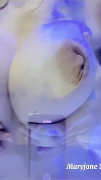 Brunetă sexy ejaculează la duș!