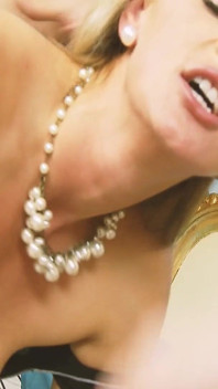 Le cameriere sono sexy scena 1_blonde grandi tette miLF cameriera scopata in un trio con due grossi cazzi