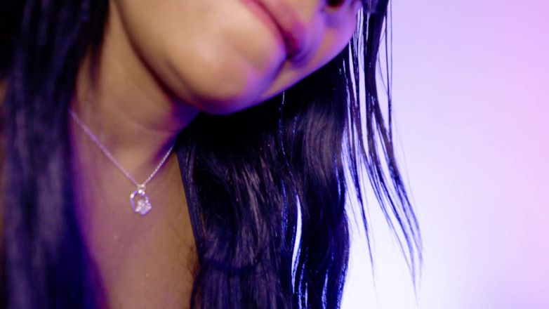 Sun7: शरारती श्यामला एक सुखद अंत के साथ एक कामुक मालिश है